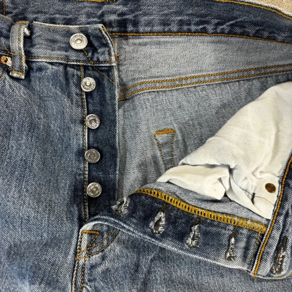 Levi's 501 Original Fit Jeans Mens 32x25 Medium Wash Blue Good Button‎ Fly